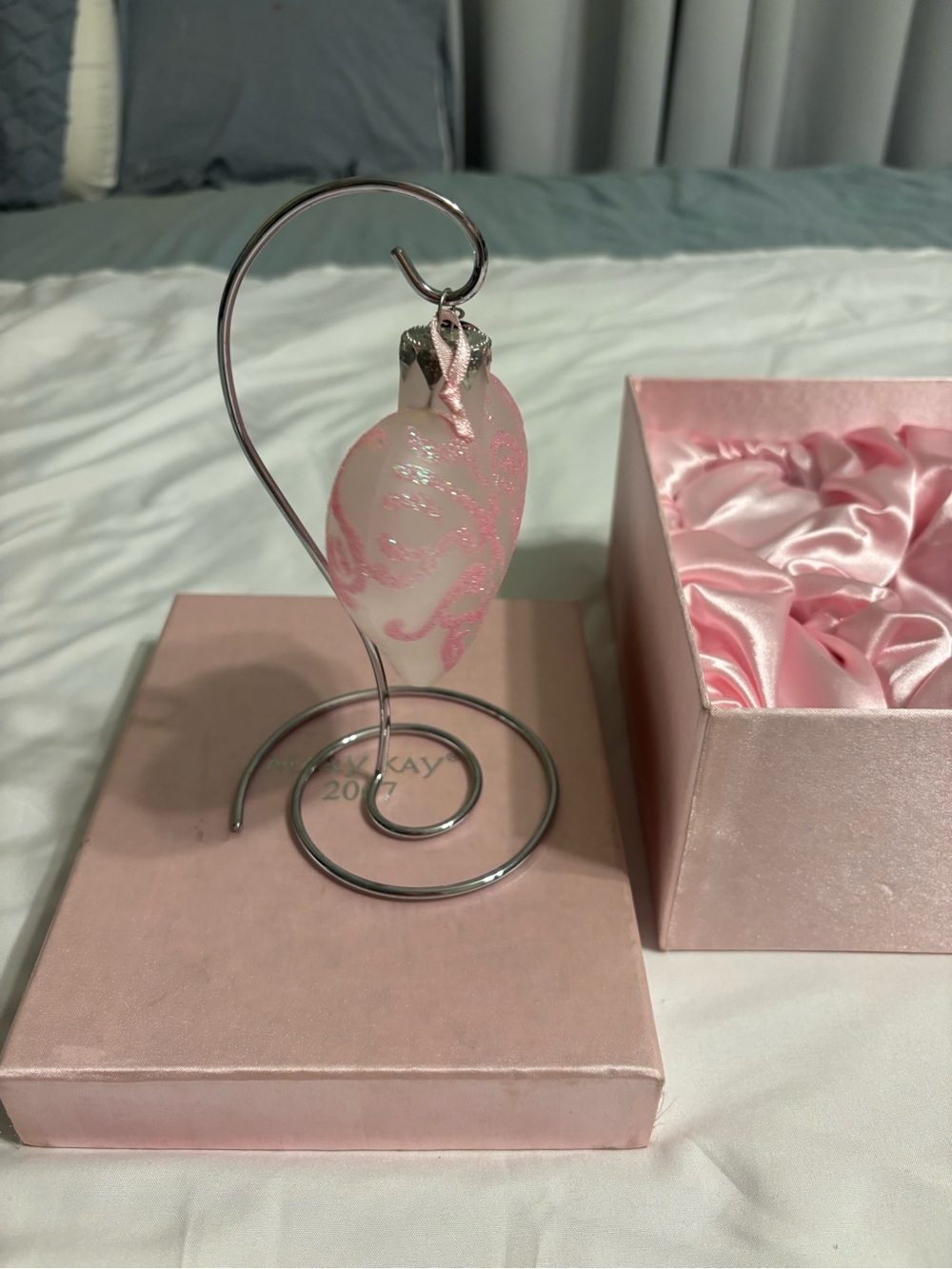 Mary Kay 2007 Pink Heart Ornament w Stand & Box Retired Collectible